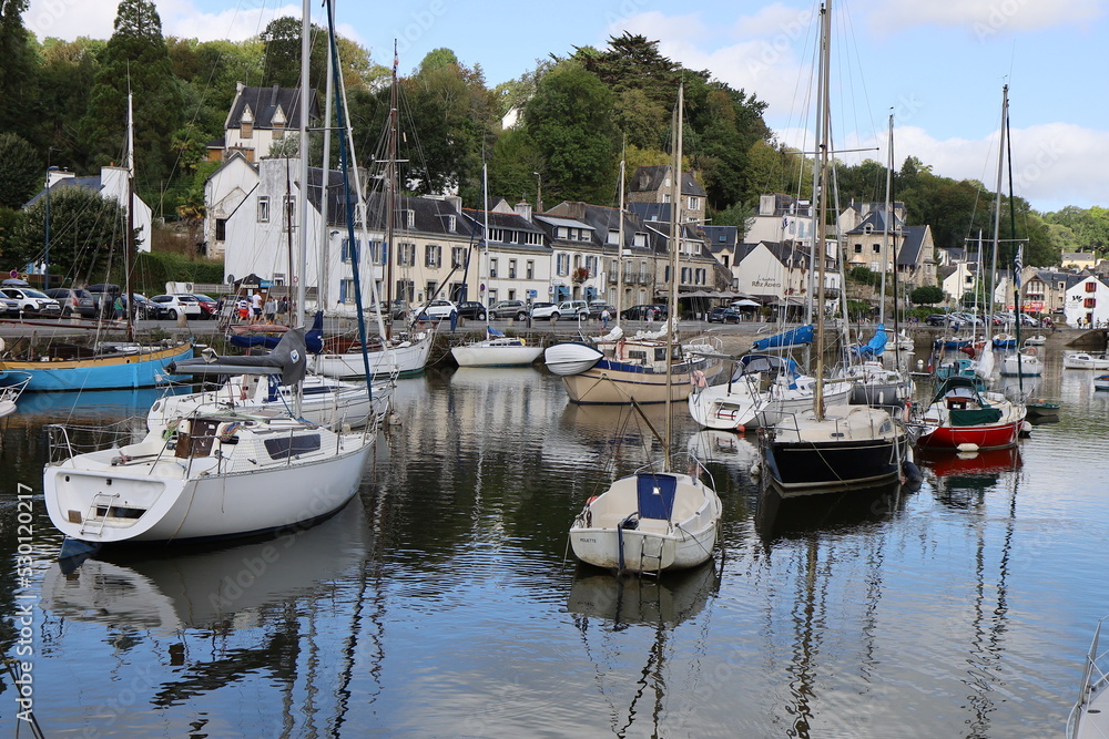 Le port, port de plaisance, sur la rivière l'Aven, village de Pont Aven, département du Finistère, Bretagne, France