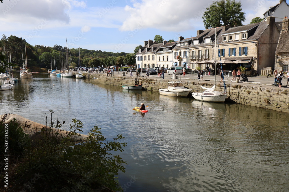 Le port, port de plaisance, sur la rivière l'Aven, village de Pont Aven, département du Finistère, Bretagne, France
