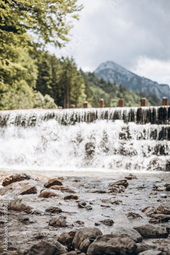 Kleiner Wasserfall als Hintergrund