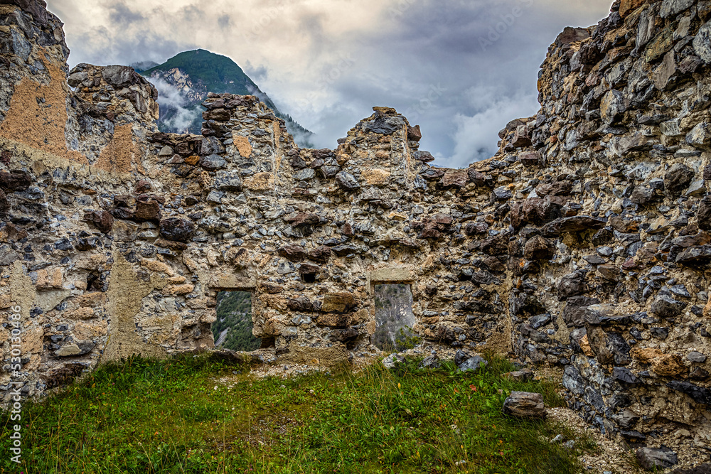 die Burg Kronburg im Tiroler Oberinntal