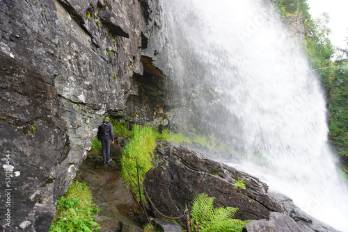 Blick auf den Tvinnefossen Wasserfall in Norwegen, das besondere bei dem Wasserfall ist, dass man dahinter gehen und durch den Wasserfall auf den Fjord blicken kann photo