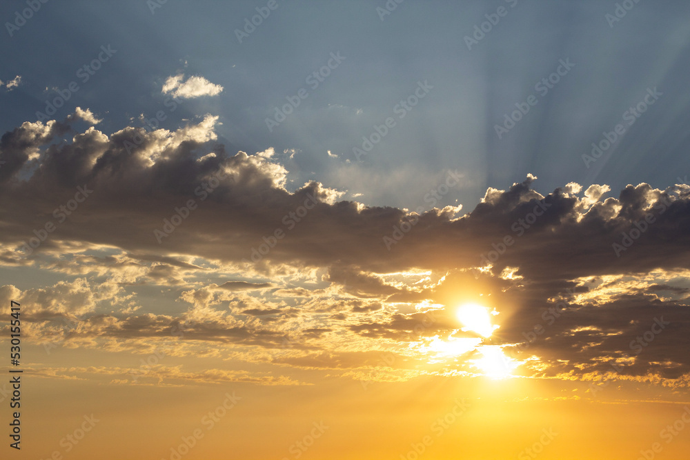 Fototapeta premium beams of sun light poking through the clouds