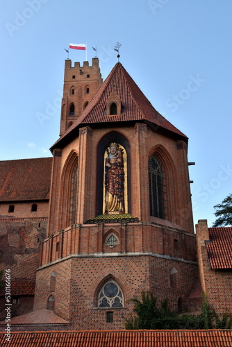 Turm mit Marienfigur auf der Malbork photo