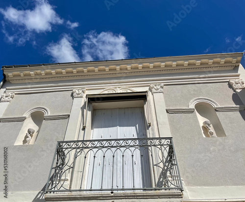 Obraz na płótnie Façade de maison ancienne w salonie