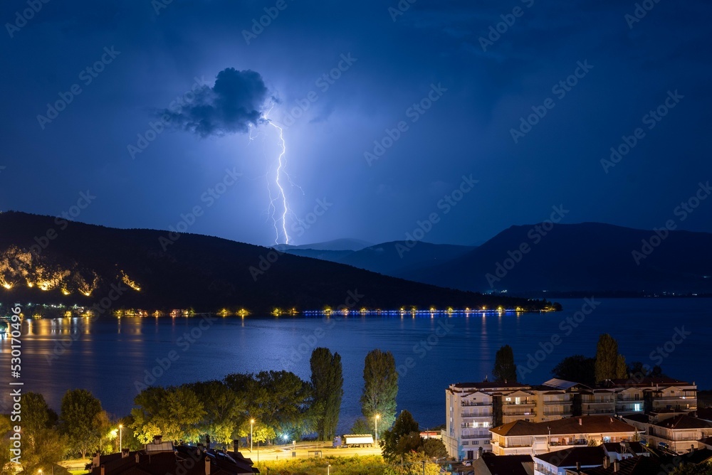Night éclair tonnerre lights over a Greek Lake