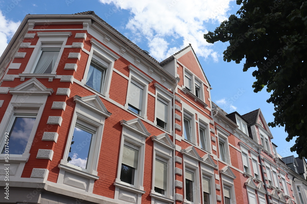 Alte Fassaden und Straßenbegrünung im sanierten Altbauviertel in Bielefeld, NRW, Deutschland: 