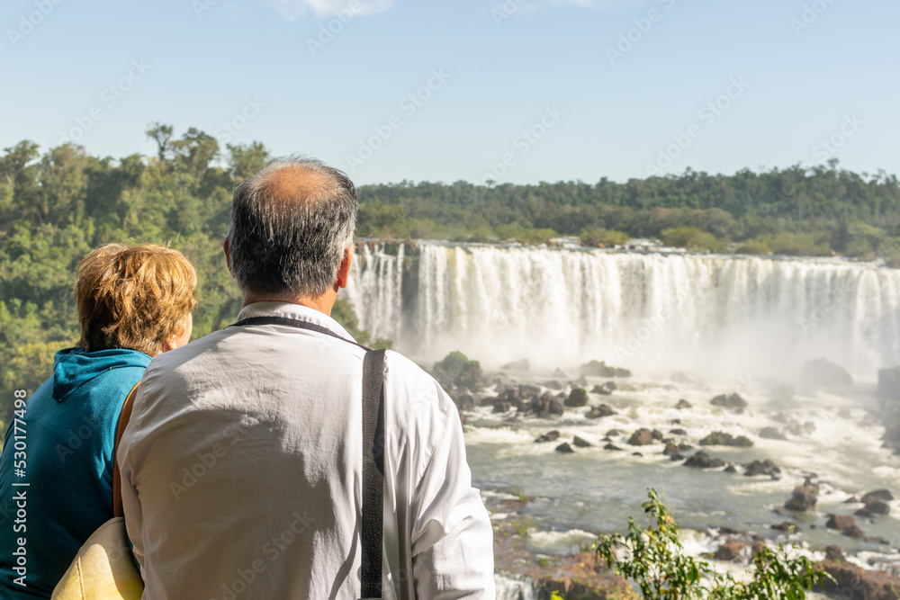 jubilados visitando las cataratas del Iguazú
