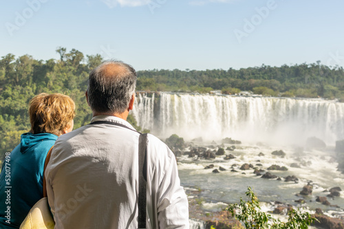 jubilados visitando las cataratas del Iguazú 
