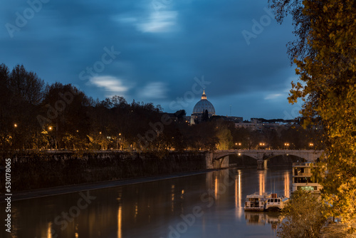 Roma riflessa su lungotevere sera, Lazio, Italia