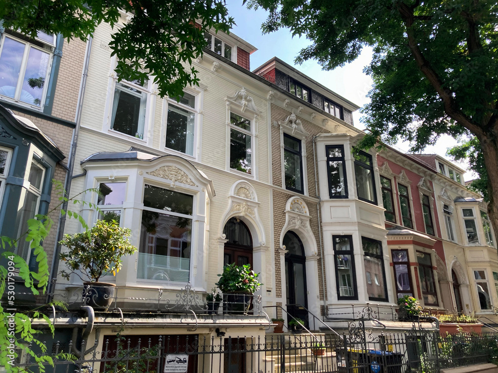 Naklejka premium Altbaufassaden im grünen Ostertorviertel in Bremen, Altbremer Häuser 