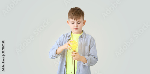 Cute little boy with glowin...