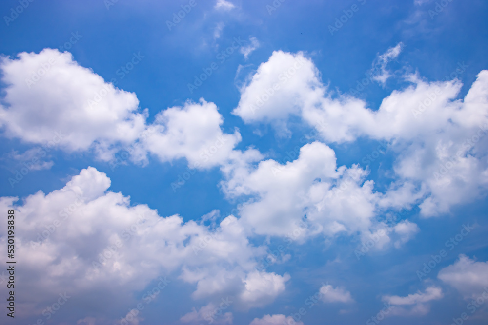 Naklejka premium Beautiful bright blue sky and clouds background