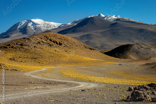 Foto Dirt road in Atacama desert, volcanic arid landscape in Chile, South America