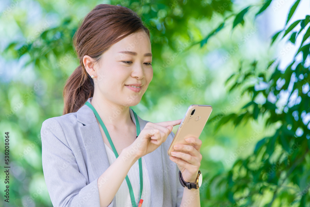 スマートフォンを使うビジネスウーマン 