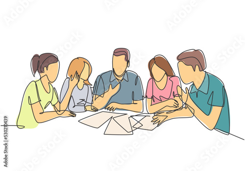 One single line drawing of young startup founders brainstorming innovation ideas in a meeting at the office. Business presentation concept continuous line draw design vector graphic illustration