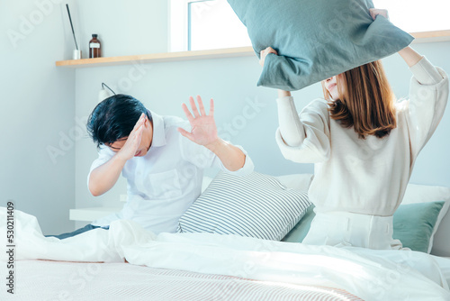 寝室で喧嘩する男女 marital quarrel