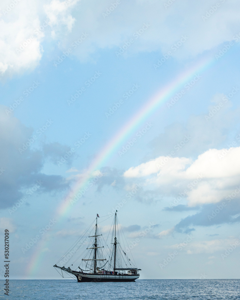 Segelschiff unter einem Regenbogen Segelschiff unter einem Regenbogen