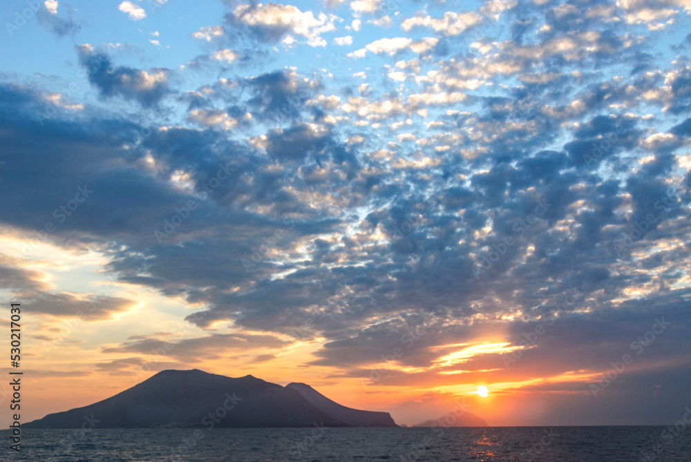 Die Liparischen Inseln im Tyrrhenischen Meer vor Sizilien, imposante und faszinierende Natur mit mediterranem Flair
