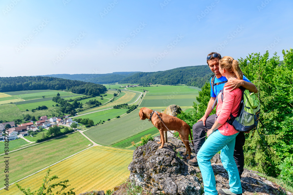 Wanderer genießen den Ausblick ins Urdonautal im bayerischen Naturpark Altmühltal