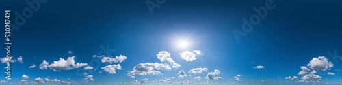 Nahtloses Panorama mit leicht bew  lktem Himmel - 360-Grad-Ansicht mit sch  nen Cumulus-Wolken zur Verwendung in 3D-Grafiken als Himmelskuppel oder zur Nachbearbeitung von Drohnenaufnahmen
