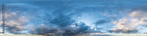  Nahtloses Himmels-Panorama mit aufziehendem Unwetter,360-Grad-Ansicht mit dramatischen Wolken zur Verwendung in 3D-Grafiken als Himmelskuppel oder zur Nachbearbeitung von Drohnenaufnahmen  © ARochau