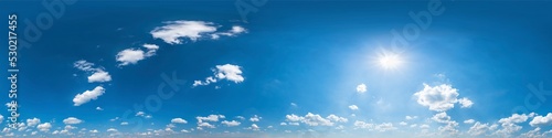 Nahtloses Panorama mit leicht bewölktem Himmel - 360-Grad-Ansicht mit schönen Cumulus-Wolken zur Verwendung in 3D-Grafiken als Himmelskuppel oder zur Nachbearbeitung von Drohnenaufnahmen