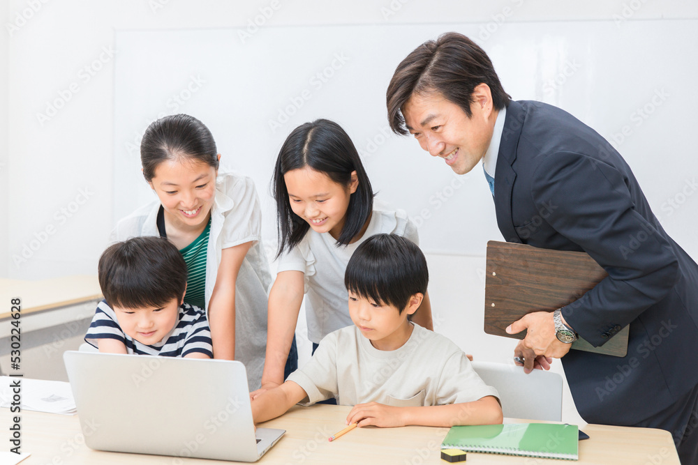 パソコンゲームで遊ぶ小学生の子供達と先生(学校・塾)
パソコンゲームで遊ぶ小学生の子供達と先生(学校・塾)