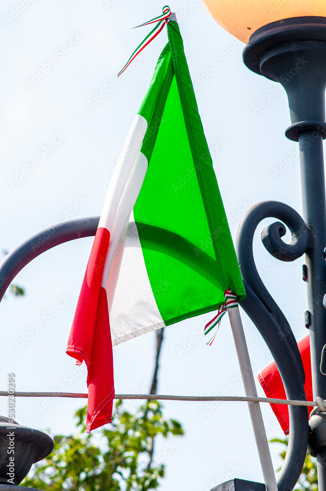 Bandiera Italiana economica fissata su ringhiera in metallo