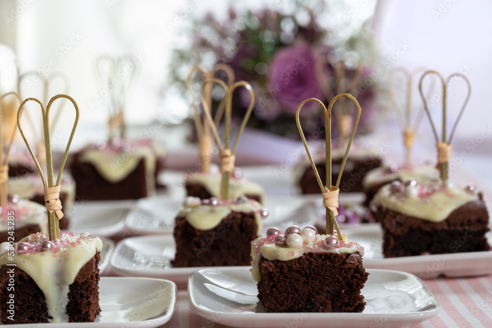 Viele leckere Kuchenstücke Brownie mit weißer Schokolade in rosa ...