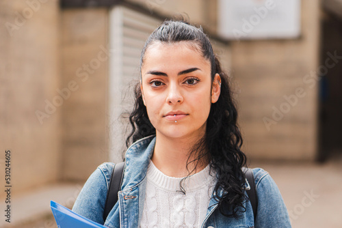 Canvastavla Young hispanic serious girl brunette student looking serious at camera