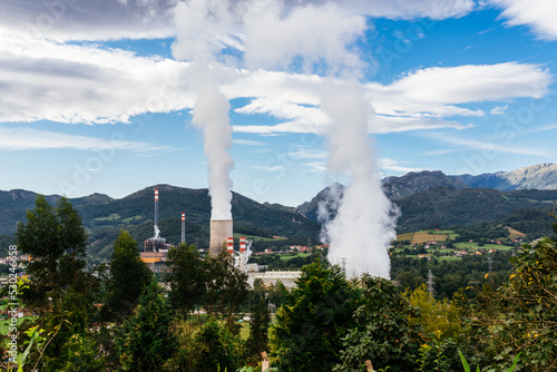 Fotografi landscape with a thermal power plant expelling steam from its chimney