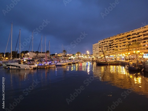 Hafen mit Schiffen bei Nacht