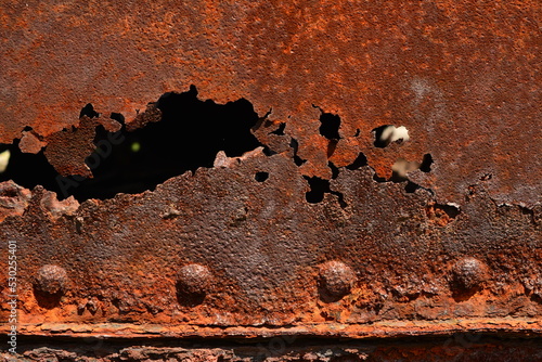 Fragment starego zardzewiałego wagonu kolejowego. Rdza. © ChemiQ
