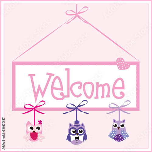 Cartel de bienvenida con búhos en tonos rosas.