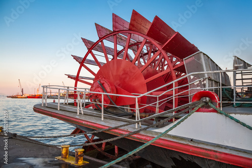Rotes Schaufelrad eines Schaufelraddampfers