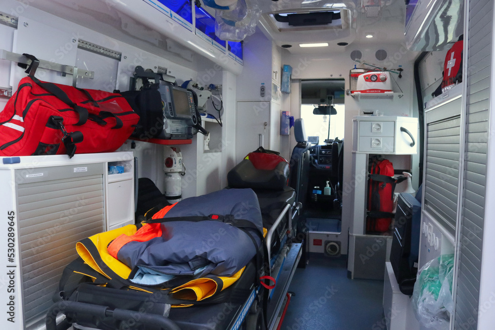 Ambulans medyczny (karetka) widok w środku - obrazy, fototapety, plakaty 