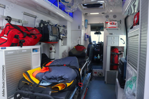 Ambulance, paramedic car inside - Ambulans medyczny (karetka) widok w środku