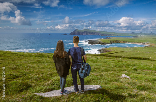 Φωτογραφία Young man and woman (couple) thoughtfully look at the sea landscape of Coumeenoo