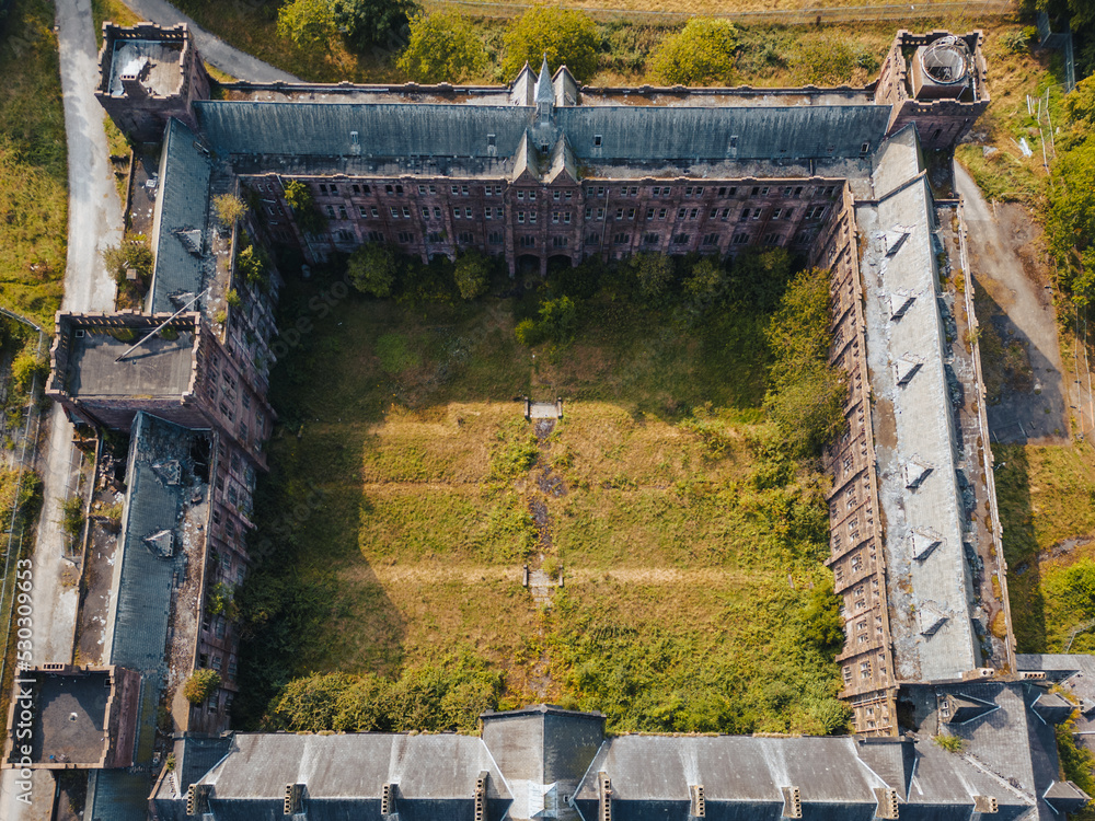 Φωτογραφία Aerial birds eye view of abandoned mansion house and boarding school