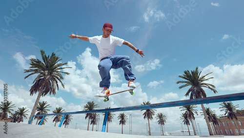 Obraz na plátně Skateboarder doing a trick in a skate park