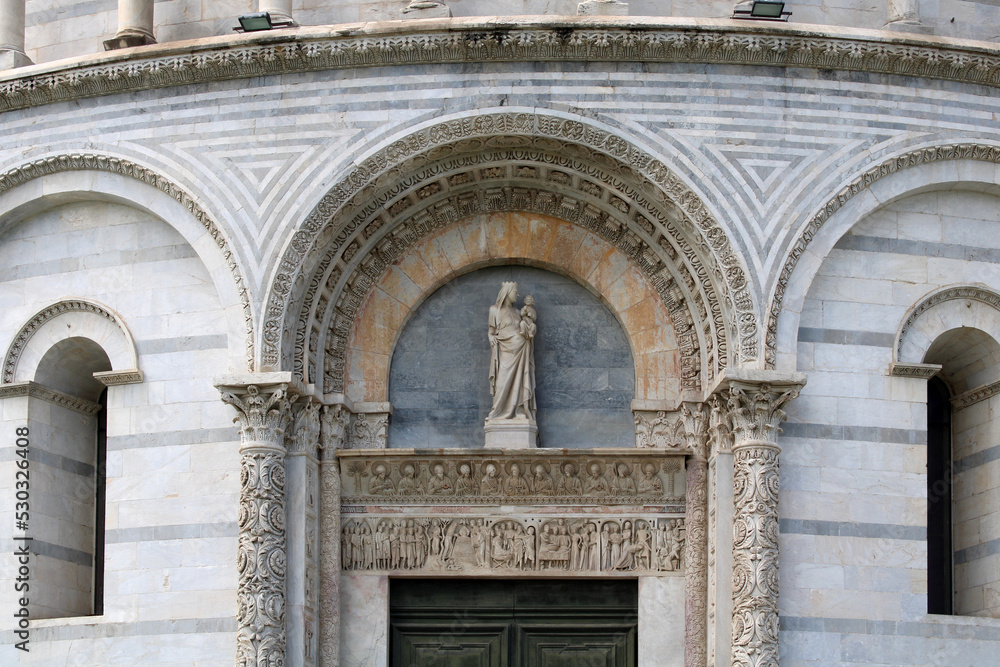 Portale del Battistero di San Giovanni Battista a Pisa