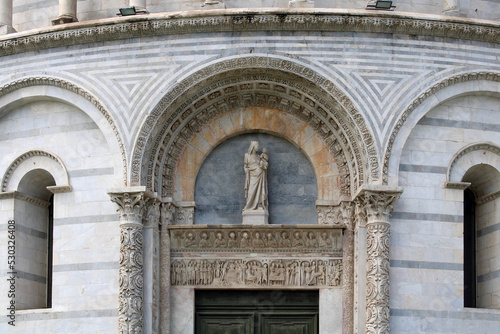 Portale del Battistero di San Giovanni Battista a Pisa photo