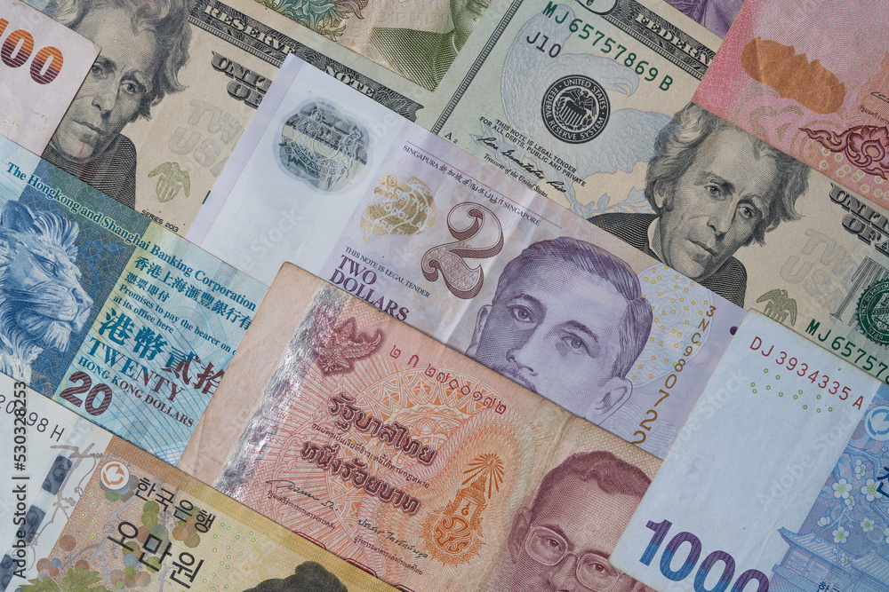 Obraz premium Closeup of variety banknote around the world include dollar Yuan Baht Peso Won for currency exchange or Forex investment and money payment transfer concept.