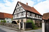  restauriertes Fachwerkhaus mit Mühlrad   in Wechterswinkel, vor der Rhön