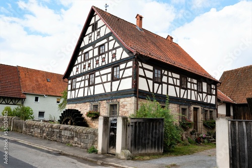  restauriertes Fachwerkhaus mit Mühlrad   in Wechterswinkel, vor der Rhön