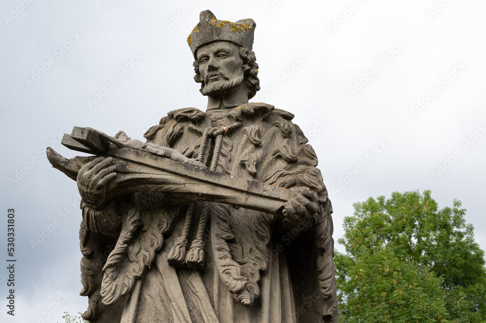 Statue des Heiligen Nepomuk auf der dreibogigen alten Steinbrücke über den Elzbach in  Wechterswinkel in der Rhön