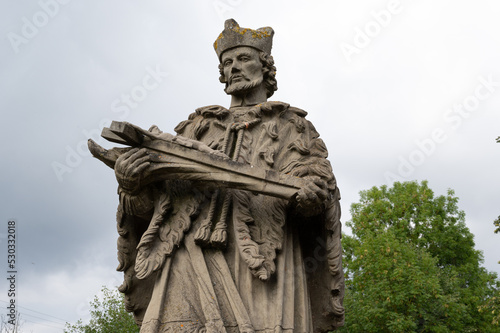 Statue des Heiligen Nepomuk   ber der dreibogigen alten Steinbr  cke   ber den Elzbach in  Wechtersbach in der Rh  n