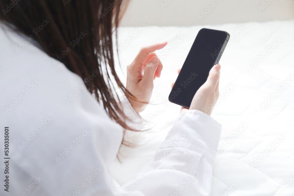 スマホを操作する女性 スマホを操作する女性