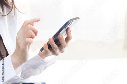 Quadro su tela スマホを操作する女性