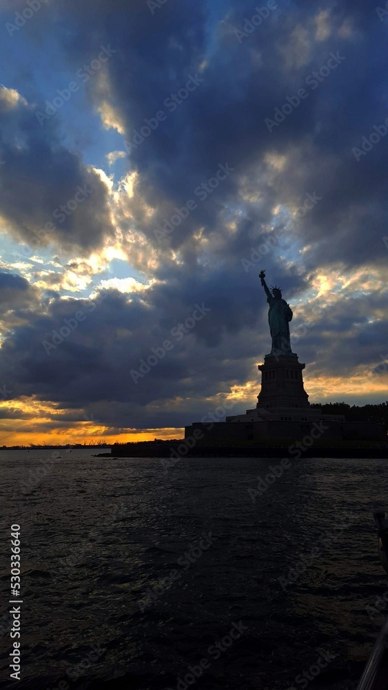 statua della libertà al tramonto